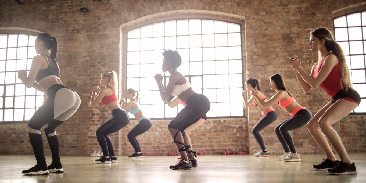 women-squatting-in-exercise-class
